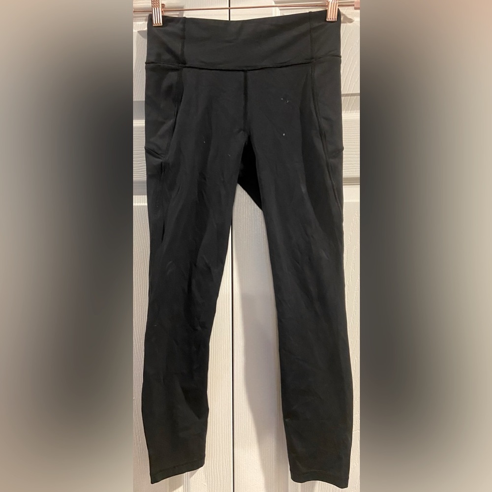 Lululemon Crop Leggings Size 6 Preowned - Small Hole In Front Of Leggings